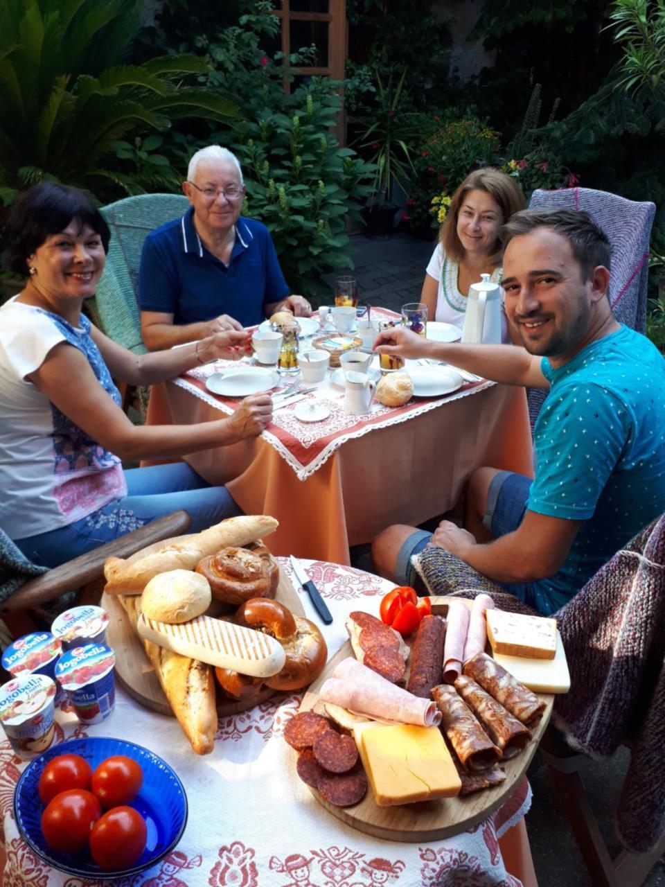 Fonagy Es Walter Vendeg- Es Borhaz Bed & Breakfast Vác Exterior foto
